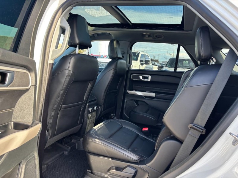 Ford Explorer Vehicle Full-screen Gallery Image 13