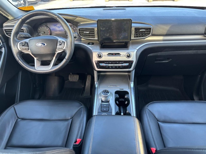 Ford Explorer Vehicle Full-screen Gallery Image 15