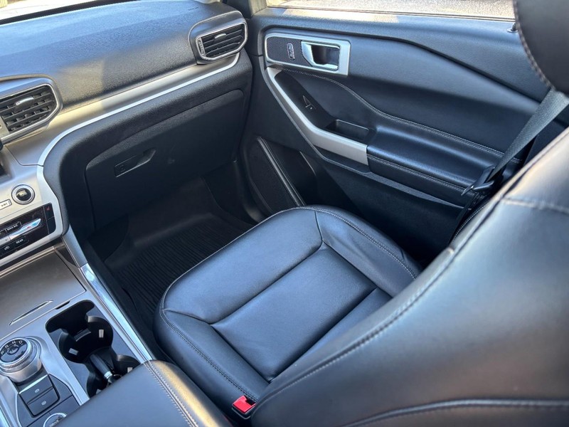 Ford Explorer Vehicle Full-screen Gallery Image 16