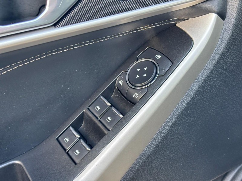 Ford Explorer Vehicle Full-screen Gallery Image 18