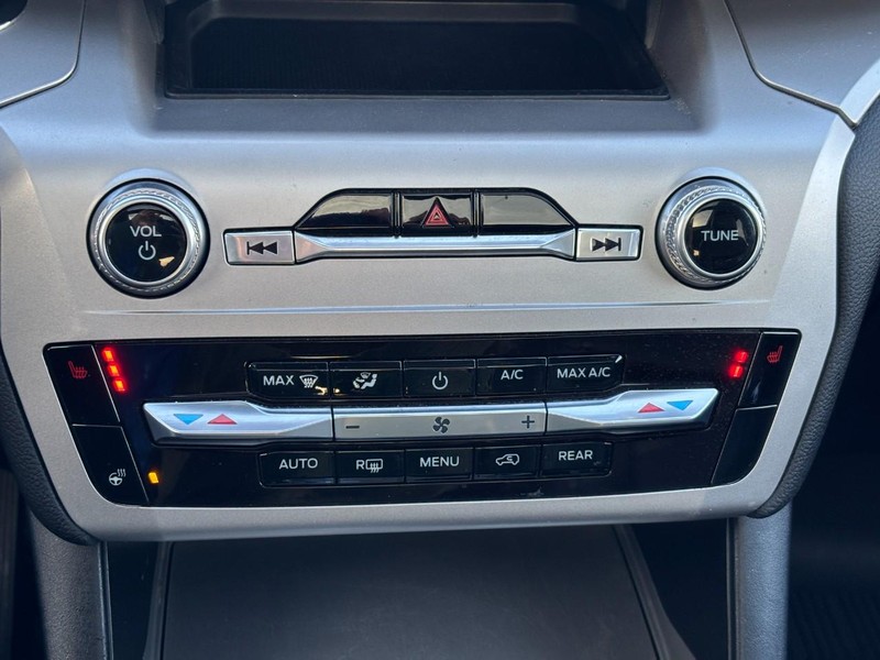 Ford Explorer Vehicle Full-screen Gallery Image 26