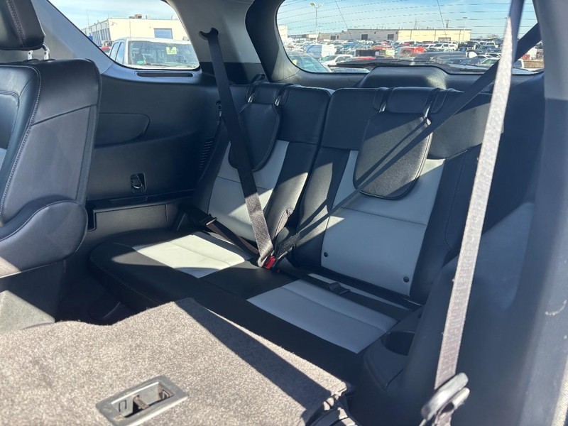 Ford Explorer Vehicle Full-screen Gallery Image 12