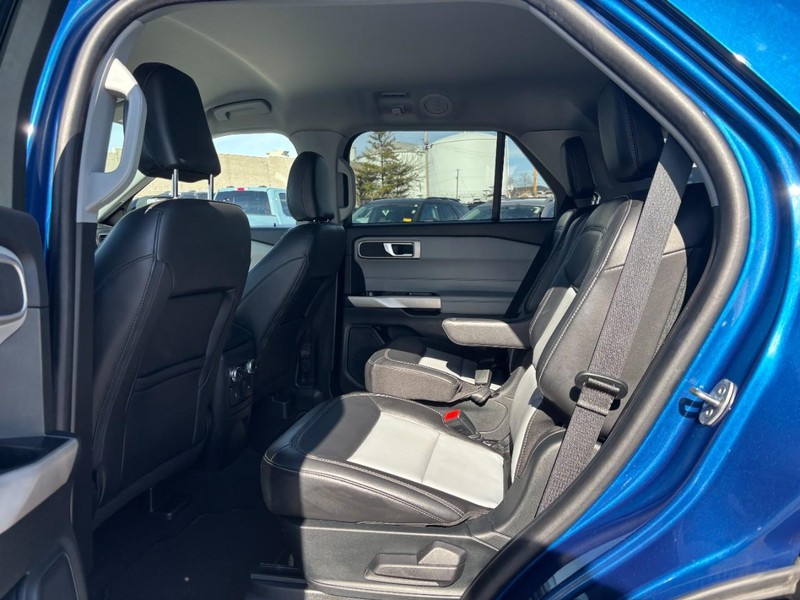 Ford Explorer Vehicle Full-screen Gallery Image 13