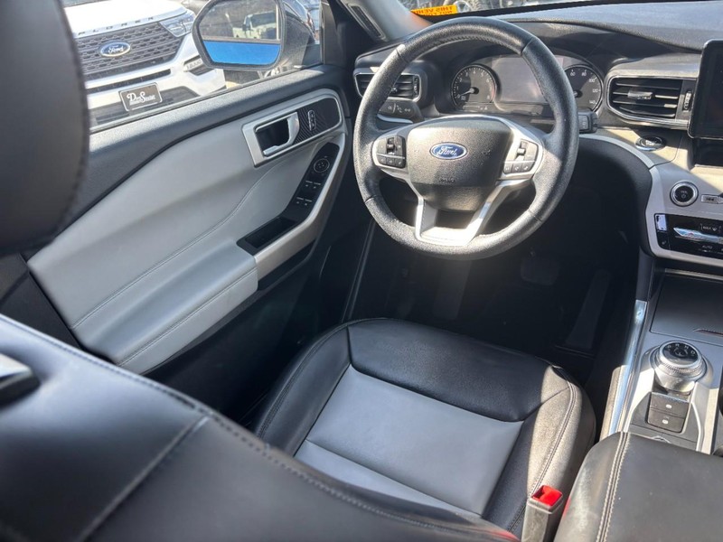 Ford Explorer Vehicle Full-screen Gallery Image 14