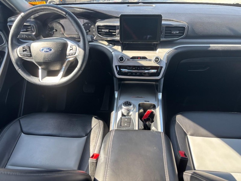 Ford Explorer Vehicle Full-screen Gallery Image 15