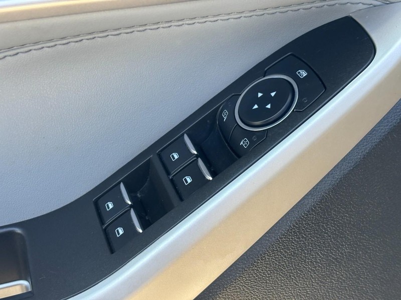 Ford Explorer Vehicle Full-screen Gallery Image 18