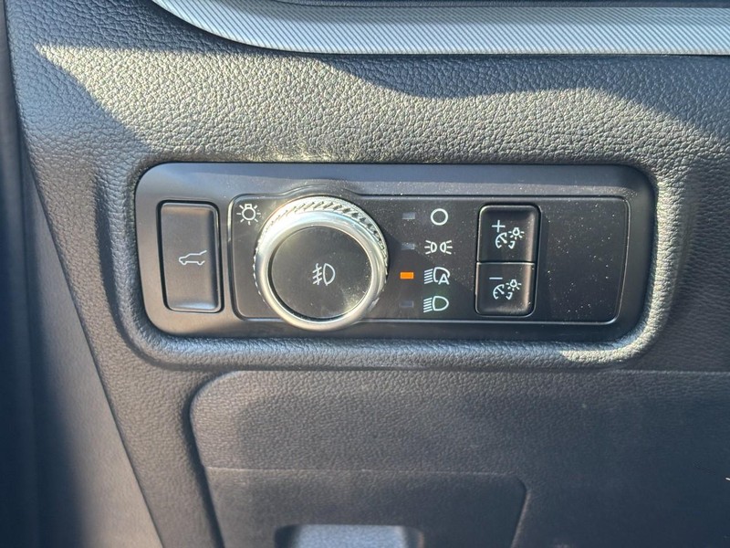 Ford Explorer Vehicle Full-screen Gallery Image 19