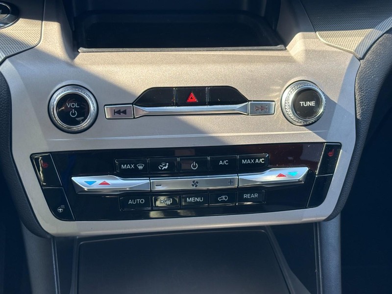 Ford Explorer Vehicle Full-screen Gallery Image 26