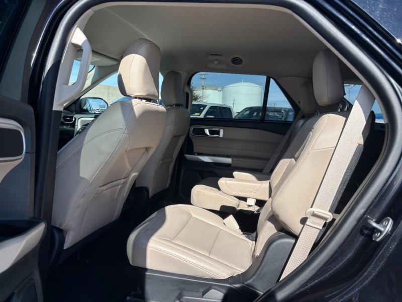 Ford Explorer Vehicle Full-screen Gallery Image 13