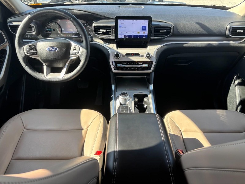 Ford Explorer Vehicle Full-screen Gallery Image 15