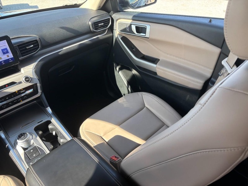 Ford Explorer Vehicle Full-screen Gallery Image 16