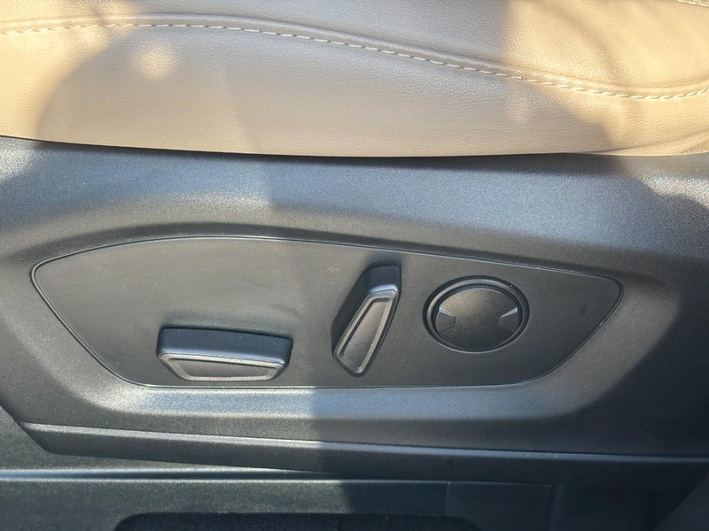 Ford Explorer Vehicle Full-screen Gallery Image 17