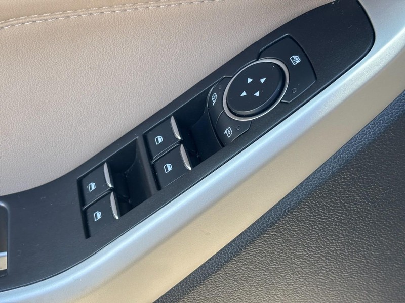 Ford Explorer Vehicle Full-screen Gallery Image 18