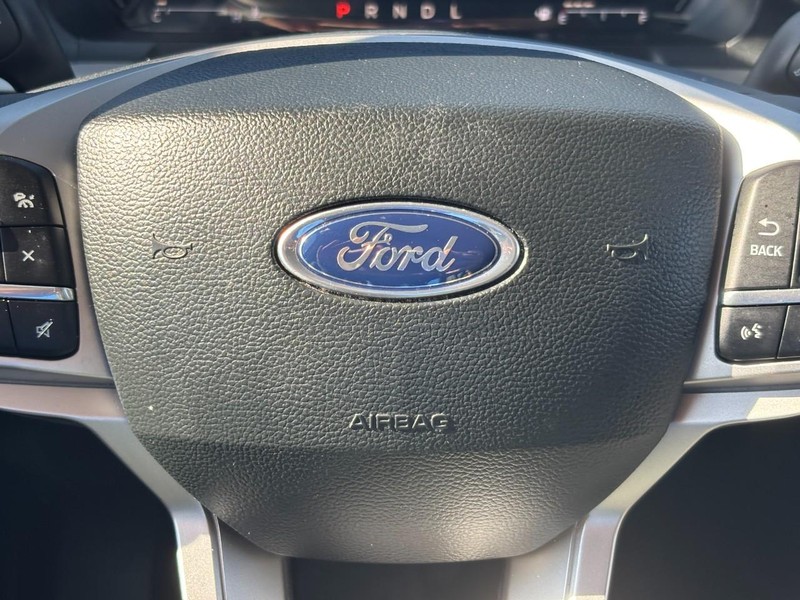 Ford Explorer Vehicle Full-screen Gallery Image 21