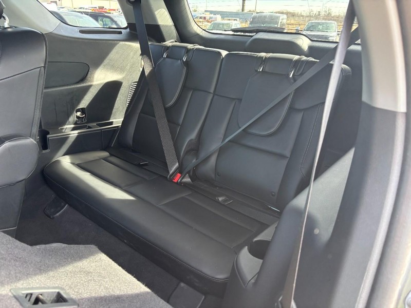 Ford Explorer Vehicle Full-screen Gallery Image 12