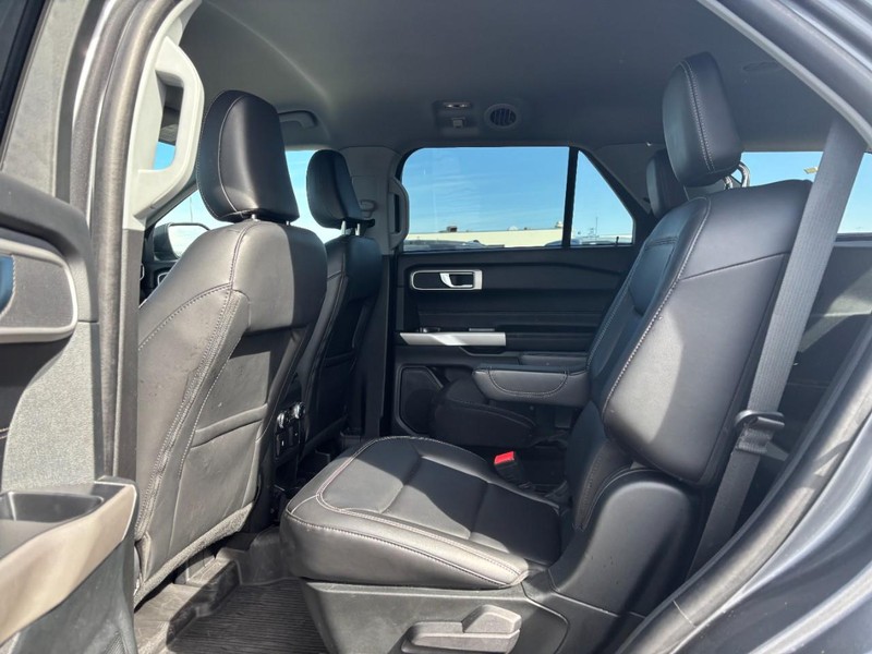 Ford Explorer Vehicle Full-screen Gallery Image 13