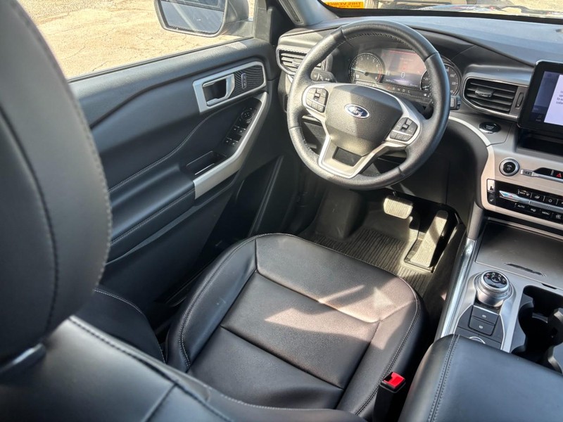 Ford Explorer Vehicle Full-screen Gallery Image 14