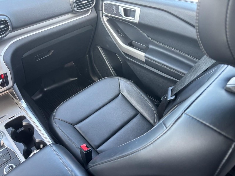 Ford Explorer Vehicle Full-screen Gallery Image 16