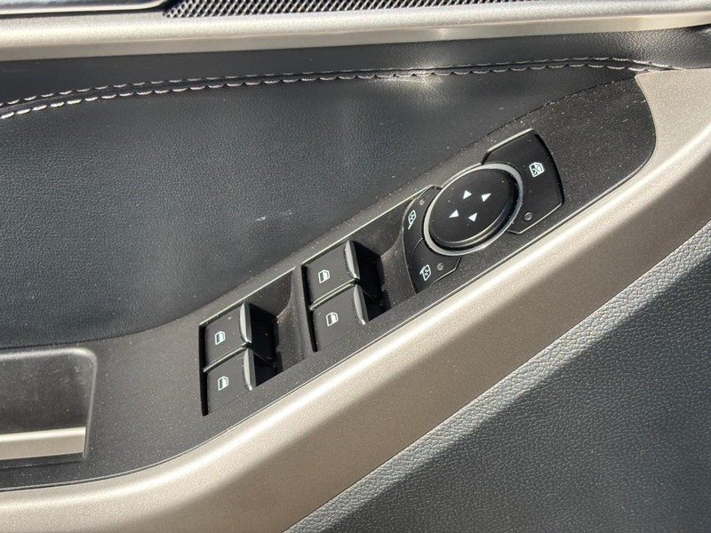 Ford Explorer Vehicle Full-screen Gallery Image 18