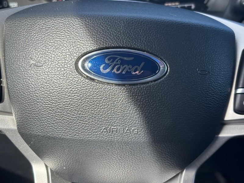 Ford Explorer Vehicle Full-screen Gallery Image 21