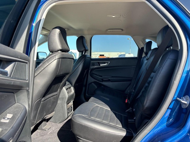 Ford Edge Vehicle Full-screen Gallery Image 12