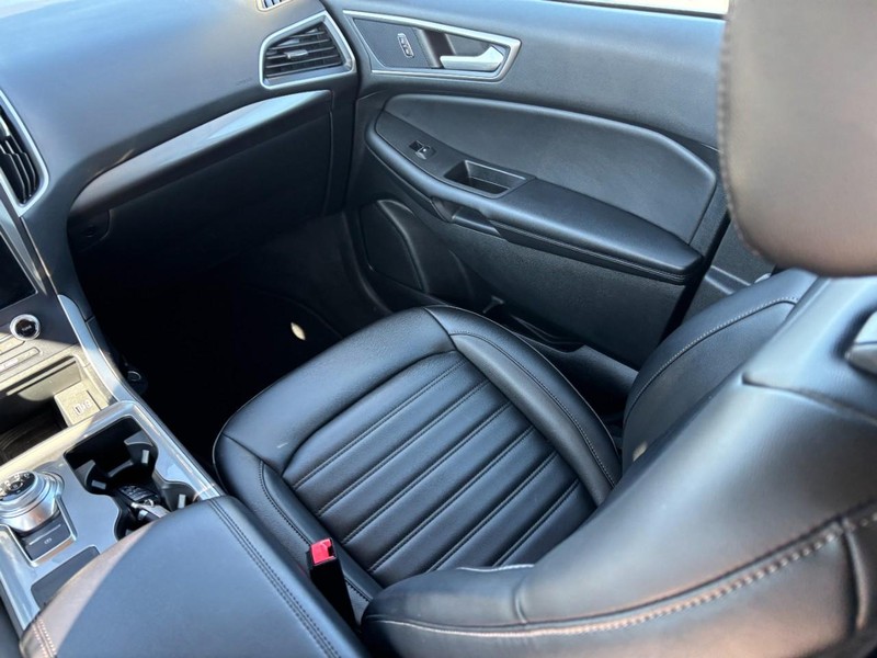 Ford Edge Vehicle Full-screen Gallery Image 15