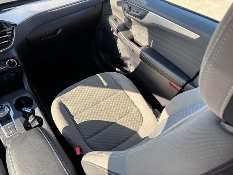 Ford Escape Vehicle Full-screen Gallery Image 16