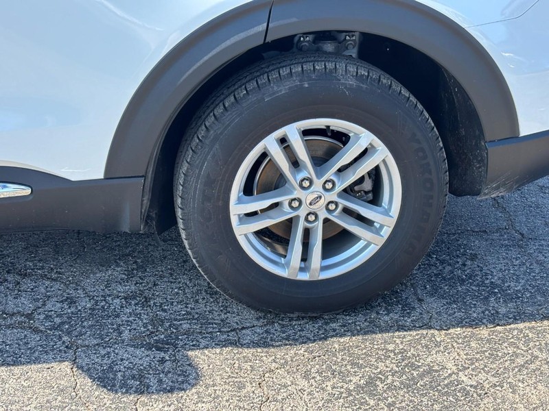 Ford Explorer Vehicle Full-screen Gallery Image 11