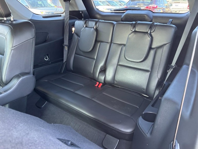 Ford Explorer Vehicle Full-screen Gallery Image 12