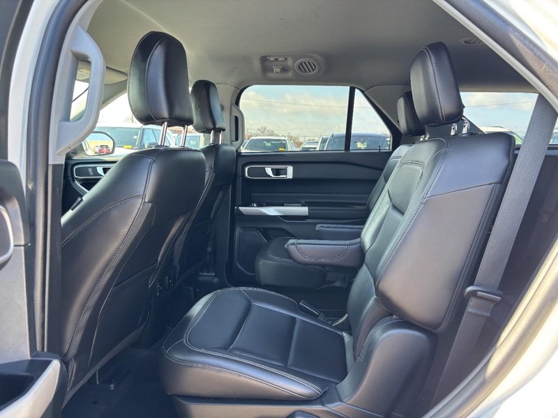 Ford Explorer Vehicle Full-screen Gallery Image 13