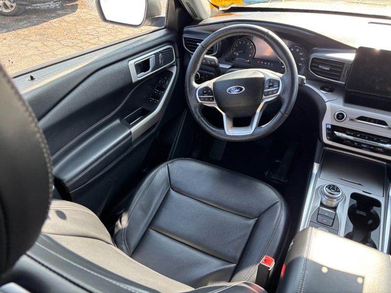 Ford Explorer Vehicle Full-screen Gallery Image 14