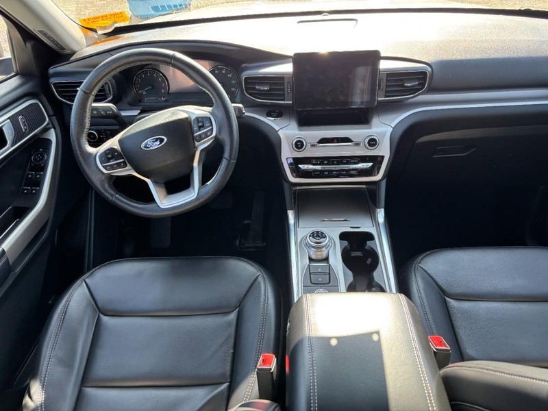 Ford Explorer Vehicle Full-screen Gallery Image 15