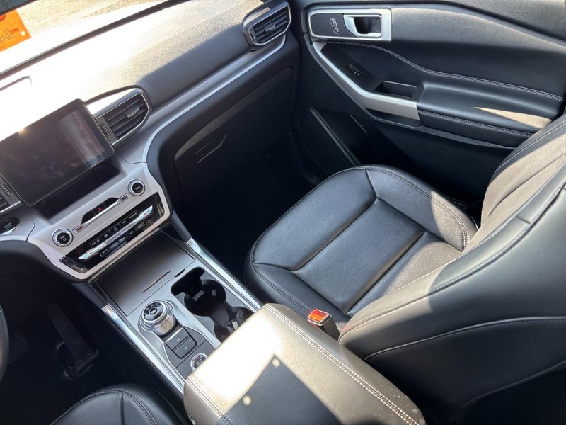 Ford Explorer Vehicle Full-screen Gallery Image 16