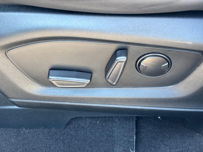 Ford Explorer Vehicle Full-screen Gallery Image 17