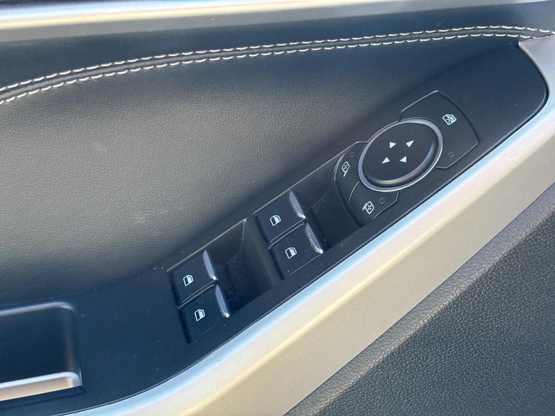 Ford Explorer Vehicle Full-screen Gallery Image 18