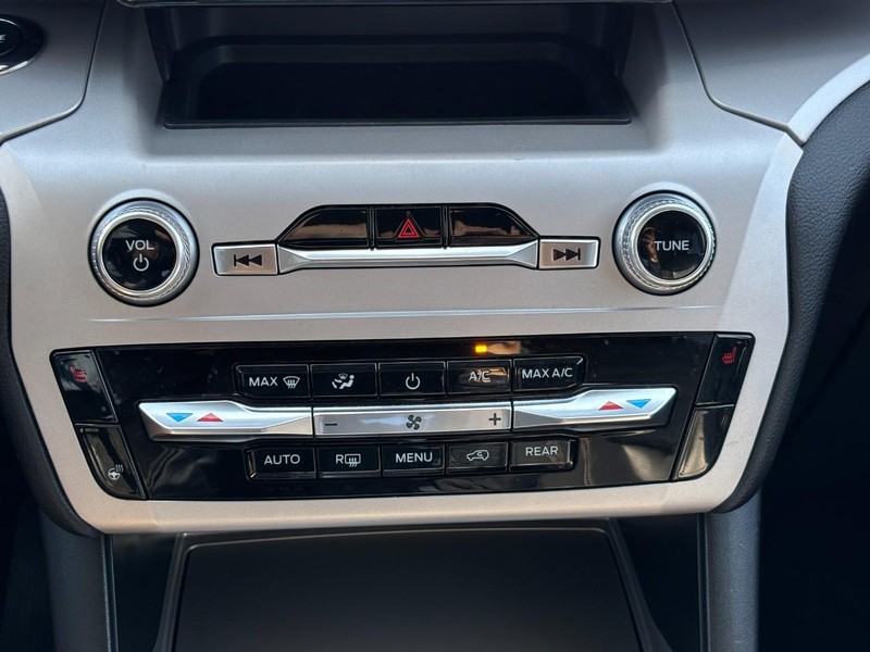 Ford Explorer Vehicle Full-screen Gallery Image 24