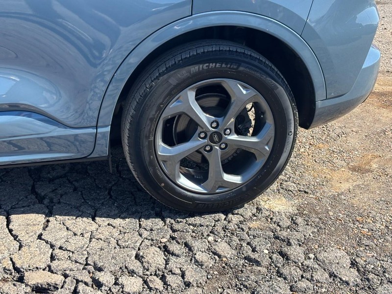 Ford Escape Vehicle Full-screen Gallery Image 11