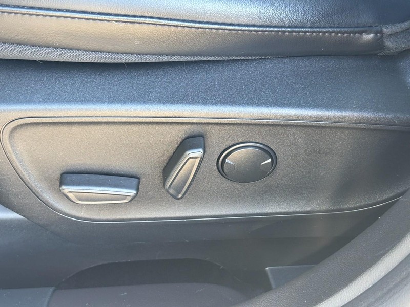 Ford Escape Vehicle Full-screen Gallery Image 16