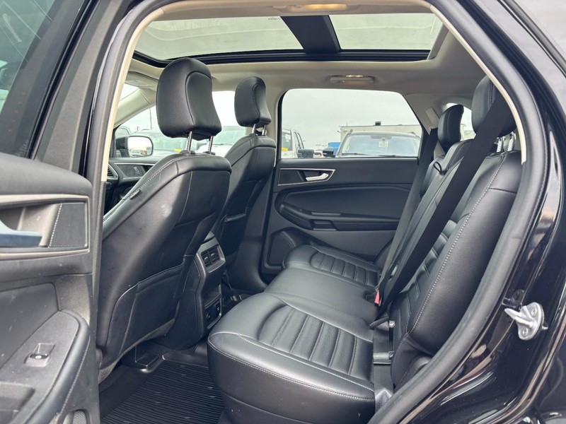 Ford Edge Vehicle Full-screen Gallery Image 12