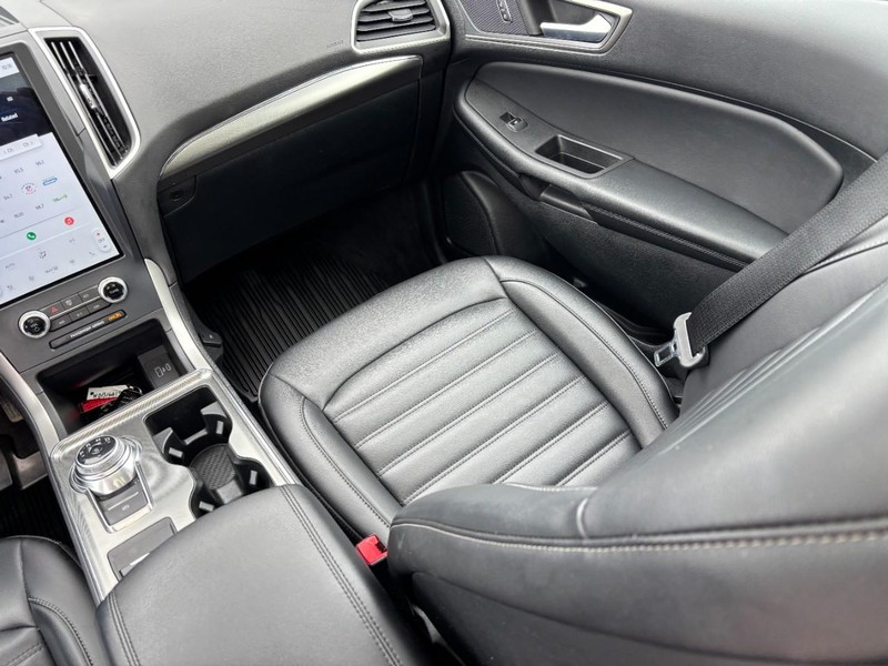 Ford Edge Vehicle Full-screen Gallery Image 15