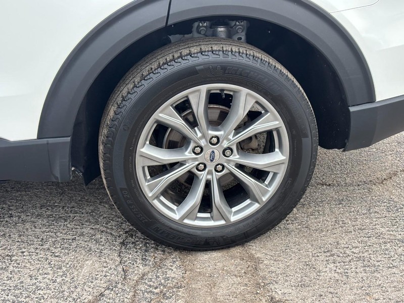 Ford Explorer Vehicle Full-screen Gallery Image 11