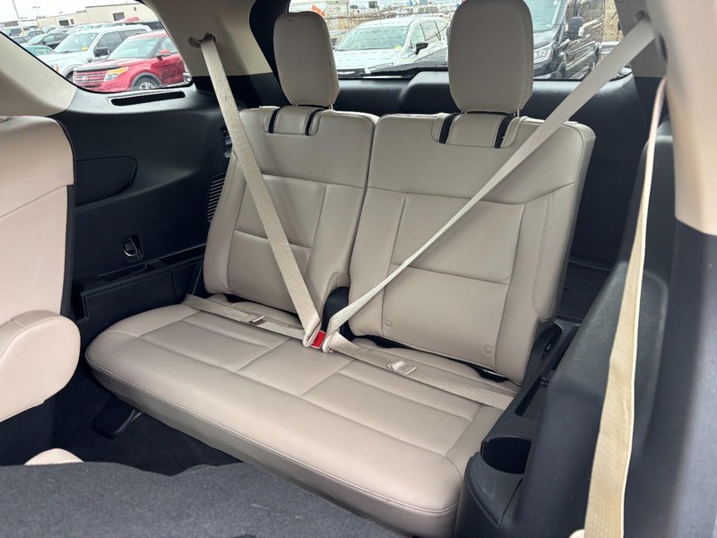 Ford Explorer Vehicle Full-screen Gallery Image 12