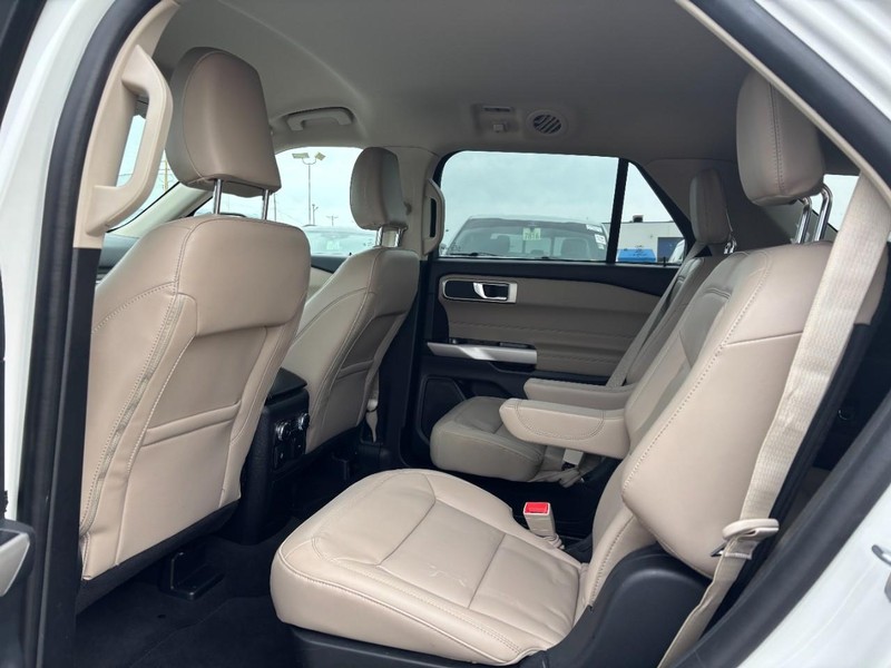 Ford Explorer Vehicle Full-screen Gallery Image 13