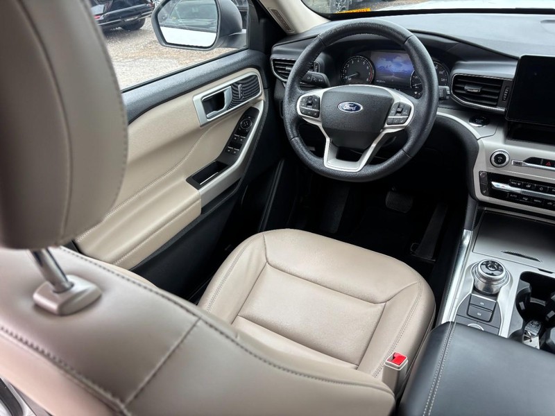 Ford Explorer Vehicle Full-screen Gallery Image 14