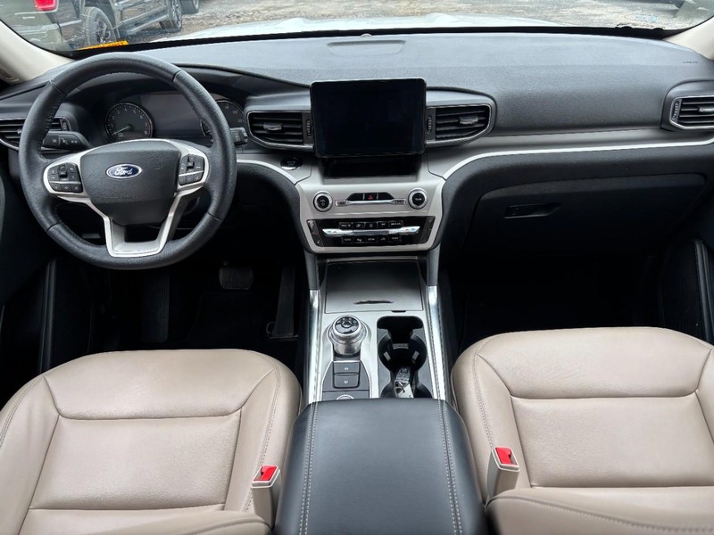 Ford Explorer Vehicle Full-screen Gallery Image 15