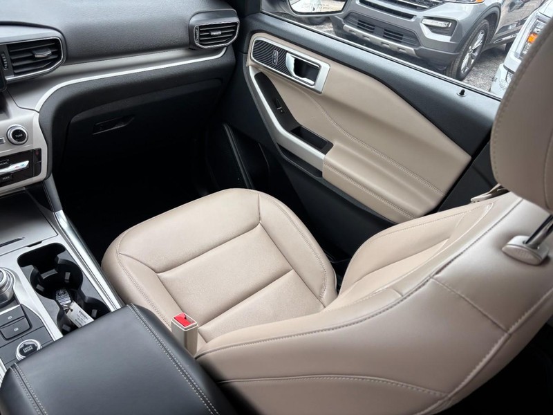 Ford Explorer Vehicle Full-screen Gallery Image 16