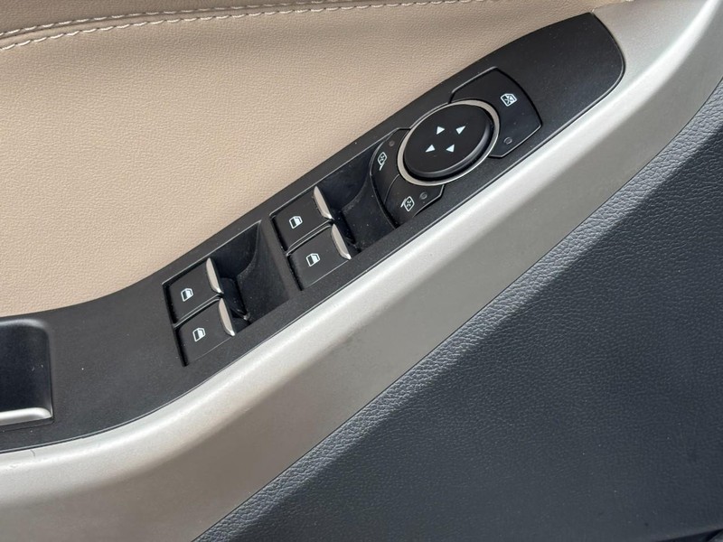 Ford Explorer Vehicle Full-screen Gallery Image 18