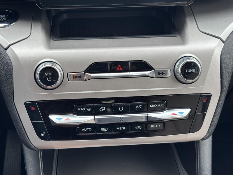 Ford Explorer Vehicle Full-screen Gallery Image 26