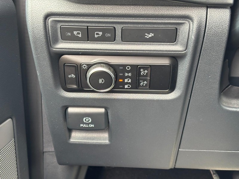 Ford F-150 Vehicle Full-screen Gallery Image 18