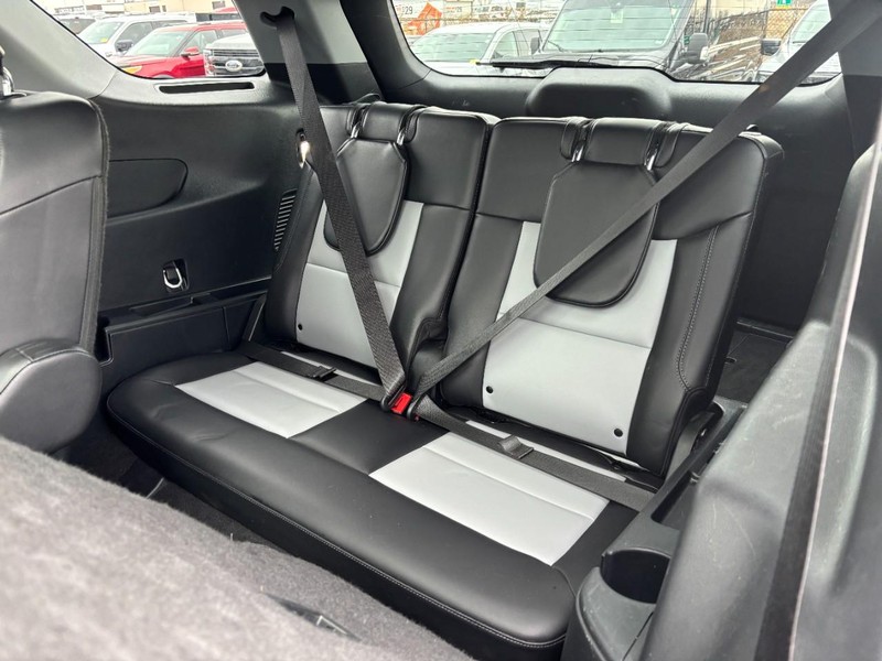 Ford Explorer Vehicle Full-screen Gallery Image 12